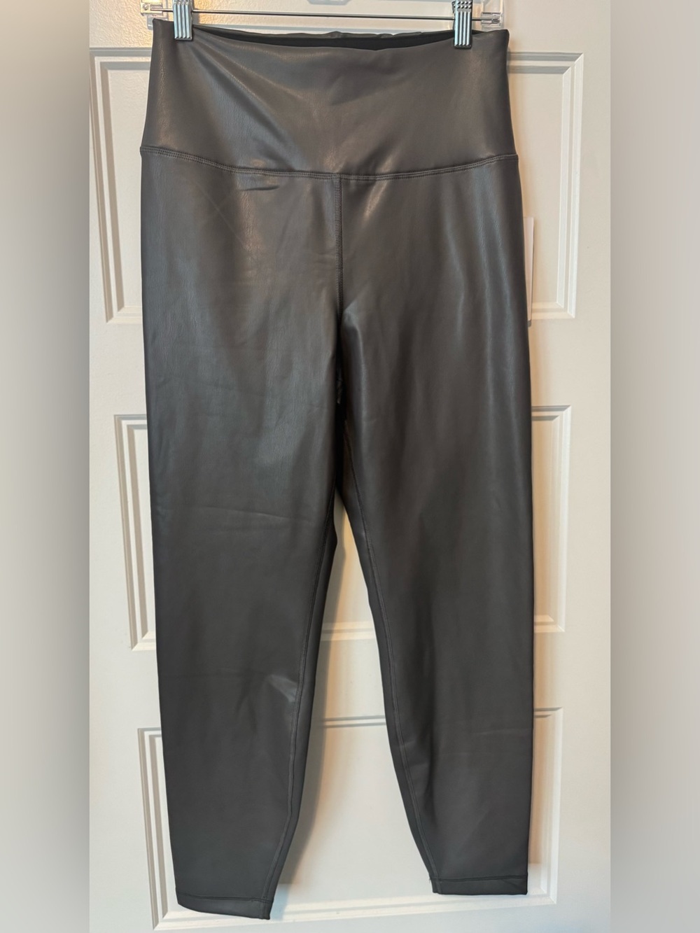 Yogalicious Faux Leather Lady Love Ankle Leggings Size Large NWT